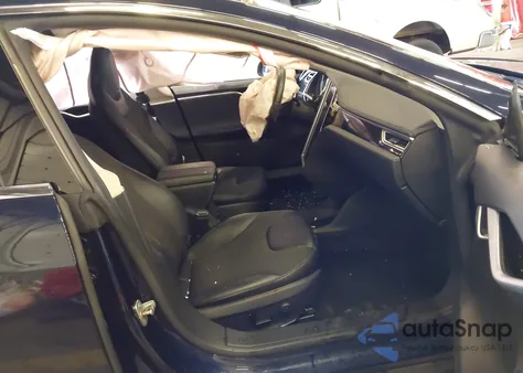 2013 Tesla Model S z USA, uszkodzony, nr VIN 5YJSA1CN7DFP27954